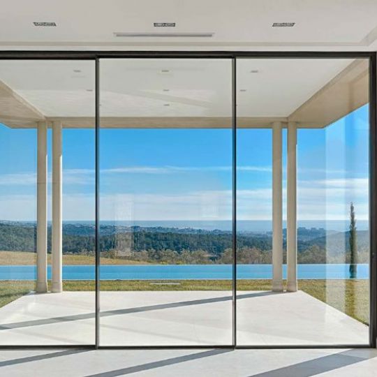讓家更明亮：玻璃門的時尚設計靈感